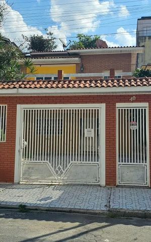 Casa para alugar com 200m², 3 quartos e 4 vagas Casa para alugar com 200m², 3 quartos e 4 vagasFachada