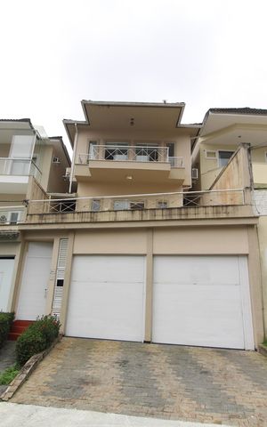Casa de condomínio à venda com 475m², 4 quartos e 4 vagasFachada