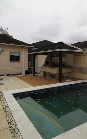 Casa de condomínio à venda com 475m², 4 quartos e 4 vagasÁrea Externa