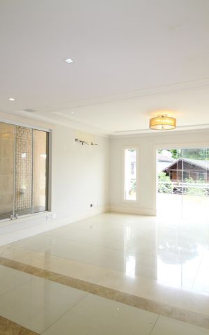 Casa de condomínio à venda com 475m², 4 quartos e 4 vagasSala