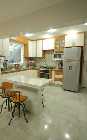 Casa à venda com 232m², 3 quartos e 2 vagasCopa/Cozinha 
