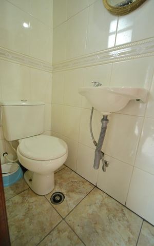 Casa à venda com 232m², 3 quartos e 2 vagasBanheiro de serviço 