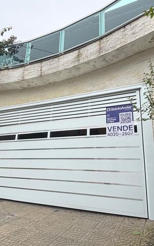 Casa à venda com 232m², 3 quartos e 2 vagas Casa à venda com 232m², 3 quartos e 2 vagasFachada