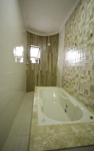Casa à venda com 232m², 3 quartos e 2 vagasBanheiro da Suíte  