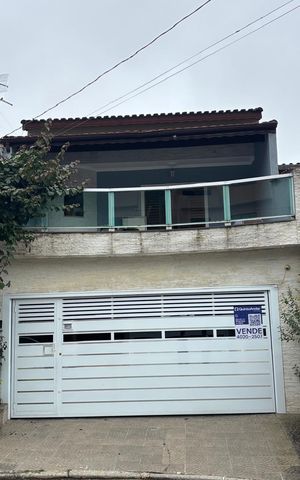 Casa à venda com 232m², 3 quartos e 2 vagas Casa à venda com 232m², 3 quartos e 2 vagasFachada