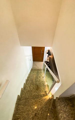 Casa de condomínio à venda com 79m², 2 quartos e 2 vagas Casa de condomínio à venda com 79m², 2 quartos e 2 vagasEscada