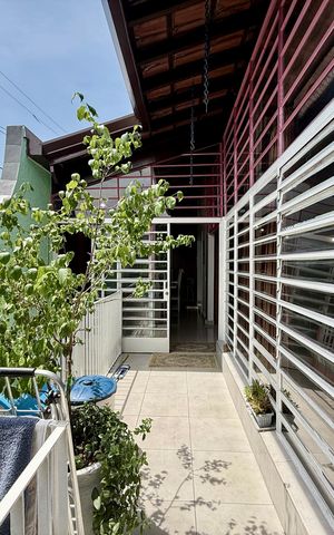 Casa à venda com 145m², 2 quartos e 1 vaga Casa à venda com 145m², 2 quartos e 1 vagaVaranda