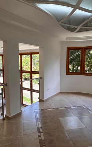 Casa de condomínio para alugar com 550m², 4 quartos e 6 vagas Casa de condomínio para alugar com 550m², 4 quartos e 6 vagasSala de Jantar
