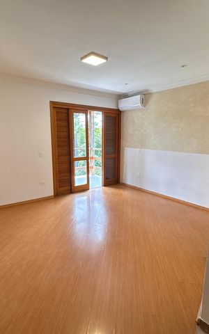Casa de condomínio para alugar com 550m², 4 quartos e 6 vagas Casa de condomínio para alugar com 550m², 4 quartos e 6 vagasQuarto 1