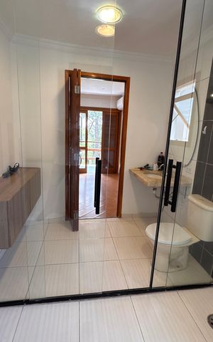 Casa de condomínio para alugar com 550m², 4 quartos e 6 vagas Casa de condomínio para alugar com 550m², 4 quartos e 6 vagasBanheiro do Quarto 1