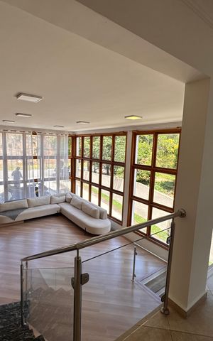 Casa de condomínio para alugar com 550m², 4 quartos e 6 vagas Casa de condomínio para alugar com 550m², 4 quartos e 6 vagasDetalhe Sala