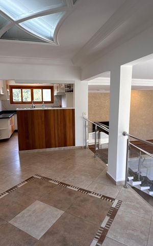 Casa de condomínio para alugar com 550m², 4 quartos e 6 vagas Casa de condomínio para alugar com 550m², 4 quartos e 6 vagasSala de Jantar