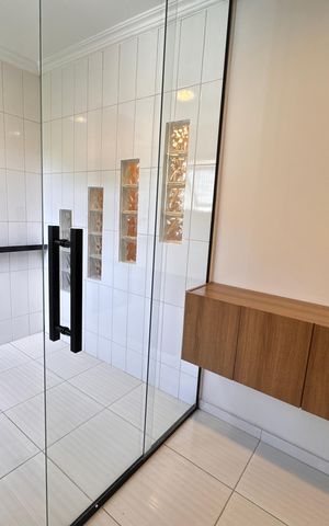 Casa de condomínio para alugar com 550m², 4 quartos e 6 vagas Casa de condomínio para alugar com 550m², 4 quartos e 6 vagasBanheiro do Quarto 1