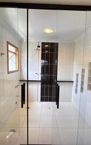 Casa de condomínio para alugar com 550m², 4 quartos e 6 vagas Casa de condomínio para alugar com 550m², 4 quartos e 6 vagasBanheiro do Quarto 1