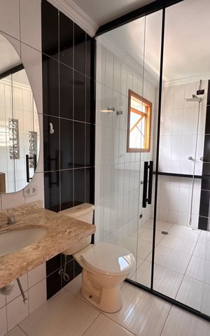 Casa de condomínio para alugar com 550m², 4 quartos e 6 vagas Casa de condomínio para alugar com 550m², 4 quartos e 6 vagasBanheiro do Quarto 1