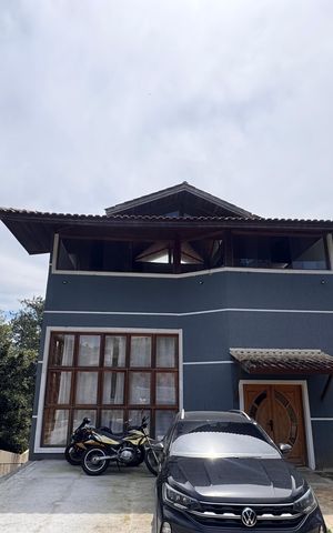 Casa de condomínio para alugar com 550m², 4 quartos e 6 vagas Casa de condomínio para alugar com 550m², 4 quartos e 6 vagasFachada