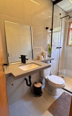 Casa de condomínio para alugar com 550m², 4 quartos e 6 vagas Casa de condomínio para alugar com 550m², 4 quartos e 6 vagasBanheiro do Quarto 2