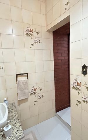 Casa à venda com 260m², 5 quartos e 4 vagasBanheiro da Suíte