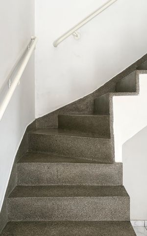 Casa à venda com 161m², 3 quartos e 4 vagas Casa à venda com 161m², 3 quartos e 4 vagasEscada