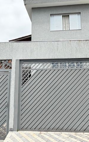 Casa à venda com 161m², 3 quartos e 4 vagas Casa à venda com 161m², 3 quartos e 4 vagasFachada