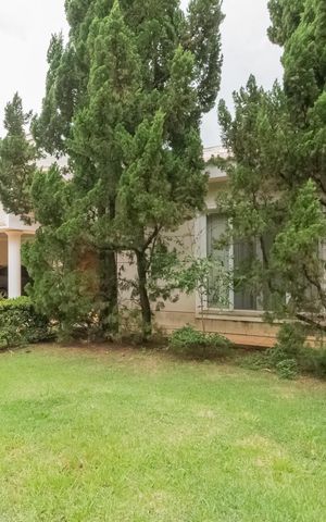 Casa de condomínio à venda com 1300m², 4 quartos e 4 vagas Casa de condomínio à venda com 1300m², 4 quartos e 4 vagasFachada
