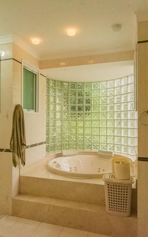 Casa de condomínio à venda com 1300m², 4 quartos e 4 vagas Casa de condomínio à venda com 1300m², 4 quartos e 4 vagasBanheiro da Suíte 1