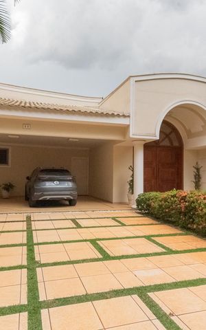 Casa de condomínio à venda com 1300m², 4 quartos e 4 vagas Casa de condomínio à venda com 1300m², 4 quartos e 4 vagasFachada