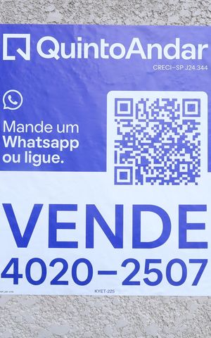 Apartamento à venda com 38m², 2 quartos e 1 vagaPlaca GRANDE instalada na fachada do condomínio, dia 10.10.2026 - Código da placa: KYET-225