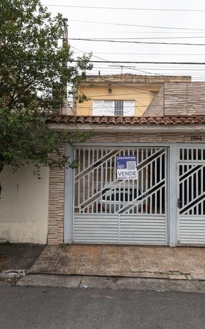 Casa à venda com 165m², 4 quartos e 2 vagas Casa à venda com 165m², 4 quartos e 2 vagasFachada / Placa