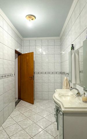 Casa à venda com 303m², 2 quartos e 4 vagas Casa à venda com 303m², 2 quartos e 4 vagasBanheiro da Suíte