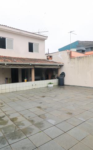 Casa à venda com 231m², 3 quartos e 3 vagas Casa à venda com 231m², 3 quartos e 3 vagasÁrea externa