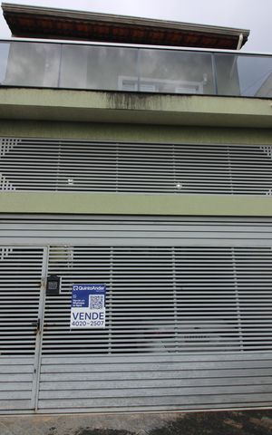 Casa à venda com 140m², 4 quartos e 2 vagasFachada