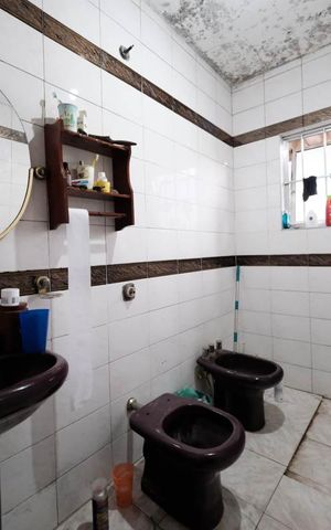 Casa à venda com 229m², 4 quartos e 5 vagasBanheiro 2