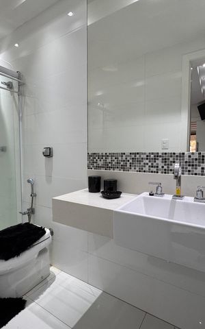 Casa de condomínio para alugar com 382m², 6 quartos e 3 vagas Casa de condomínio para alugar com 382m², 6 quartos e 3 vagasSuíte 1/Escritório - Banheiro