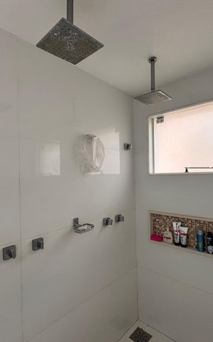 Casa de condomínio para alugar com 382m², 6 quartos e 3 vagas Casa de condomínio para alugar com 382m², 6 quartos e 3 vagasSuíte 2 - Banheiro