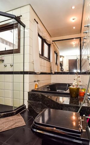 Casa à venda com 444m², 5 quartos e 4 vagas Casa à venda com 444m², 5 quartos e 4 vagasBanheiro da Suíte 1