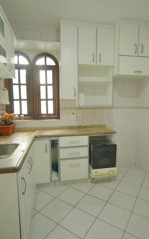 Casa para alugar com 250m², 3 quartos e 3 vagasCozinha 