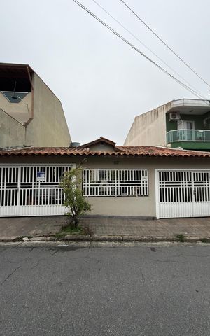 Casa à venda com 225m², 5 quartos e 3 vagas Casa à venda com 225m², 5 quartos e 3 vagasFachada