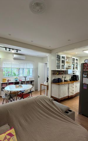 Casa à venda com 225m², 5 quartos e 3 vagas Casa à venda com 225m², 5 quartos e 3 vagasSala