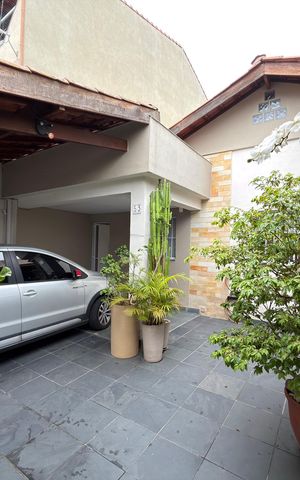 Casa à venda com 225m², 5 quartos e 3 vagas Casa à venda com 225m², 5 quartos e 3 vagasGaragem