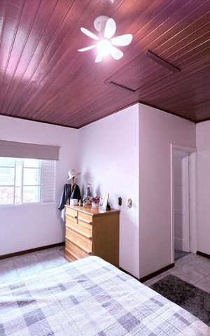 Casa à venda com 225m², 5 quartos e 3 vagas Casa à venda com 225m², 5 quartos e 3 vagasSuite 1 casa 2