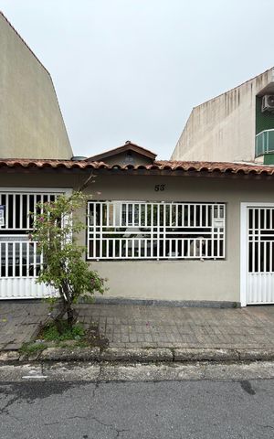Casa à venda com 225m², 5 quartos e 3 vagas Casa à venda com 225m², 5 quartos e 3 vagasFachada