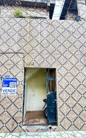 Casa à venda com 250m², 2 quartos e 1 vaga Casa à venda com 250m², 2 quartos e 1 vagaPlaca instalada na fachada do imóvel