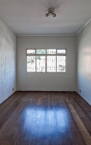 Casa à venda com 100m², 3 quartos e 2 vagas Casa à venda com 100m², 3 quartos e 2 vagasSala