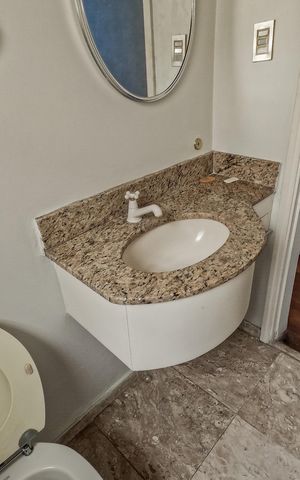 Casa à venda com 100m², 3 quartos e 2 vagas Casa à venda com 100m², 3 quartos e 2 vagasLavabo