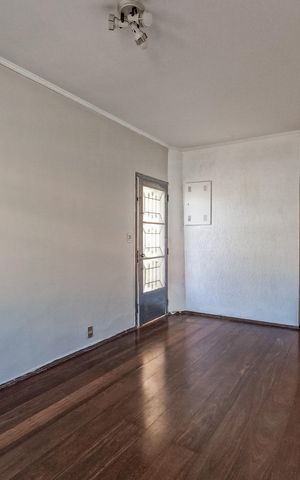 Casa à venda com 100m², 3 quartos e 2 vagas Casa à venda com 100m², 3 quartos e 2 vagasSala