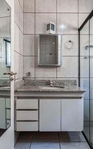 Casa à venda com 100m², 3 quartos e 2 vagas Casa à venda com 100m², 3 quartos e 2 vagasBanheiro da Suíte