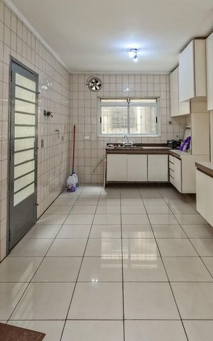 Casa à venda com 100m², 3 quartos e 2 vagas Casa à venda com 100m², 3 quartos e 2 vagasCozinha