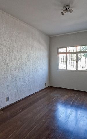 Casa à venda com 100m², 3 quartos e 2 vagas Casa à venda com 100m², 3 quartos e 2 vagasSala