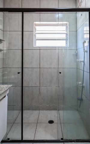 Casa à venda com 100m², 3 quartos e 2 vagas Casa à venda com 100m², 3 quartos e 2 vagasBanheiro da Suíte